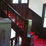 ルアン 神戸迎賓館 - 階段を上がると小室や宴会場があります。階段もレトロで素敵！