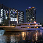 ザ・クルーズクラブ東京 - 天王洲アイルをバックに運航する「レディクリスタル」