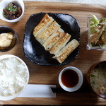 Raisukyouwakoku - 今週の気まぐれ定食は鍋貼（グオティエ）です。肉汁たっぷりの中国版焼き餃子のような料理です。ご飯の友になる鍋貼でした。ご馳走様でした。