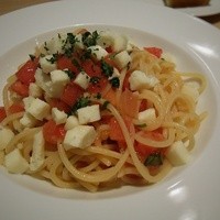 かもめのイタリアン - フレッシュトマトとモッツァレラチーズのスパゲッティー