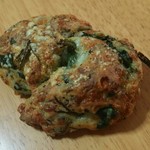 デ・トゥット・パンデュース - ほうれん草と黒ごまチーズのフォカッチャ