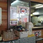 弁天の里 - ここが注文カウンター☆食べ終わったらセルフでトレー置き場に返すシステムです☆（トレー置き場はカウンターの右にあります）