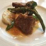 カンブーザ - 肉料理は子羊肩肉の煮込み