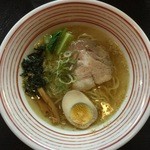 新開地 大関 - うす潮ラーメン６８０円。黄金色の美しいスープ。