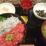 鎌倉和食ダイニング ヴァカンス - 中落ちとしらすの２色丼セット(汁物、小鉢2種、香の物)1,350円