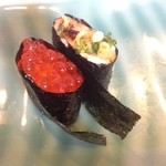 鮨処切通 - 2016年3月：左→いくら、右→たこのたまご