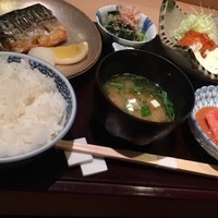 帰燕 - 和定食（本日の小鉢・鮪胡麻醤油かけ・寒鯖若狭焼・若鶏唐揚甘酢あんタルタルソース・こしひかり・御椀・香物）