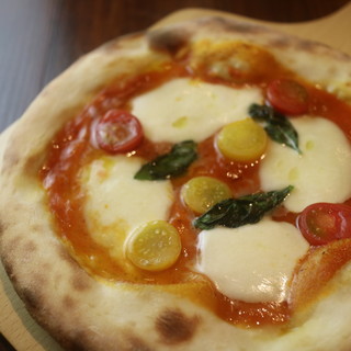 ピザ、ローストビーフ…豊富なアラカルトでワインは完璧☆