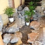すき焼割烹 日山 - 階段横の坪庭