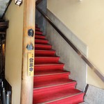 すき焼割烹 日山 - 赤絨毯の急階段
