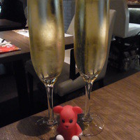 フレンチ割烹 宿 - まずは泡で乾杯～♪　グラスに満々と～♪