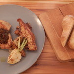 アティコドス - 鶏もも肉の鉄板焼き＋自家製パン