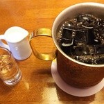コロラド - アイスコーヒーはどこか懐かしい銅製マグカップで