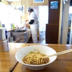 自家製麺 伊藤 - 今回はダウンジャケットの上に白衣を着て超合金のロボットみたいになっておりました・・。