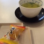 辯財門 - サービスの緑茶とお菓子