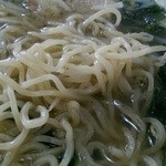 どさんこ - 自家製麺は白っぽい色合い