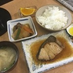 お食事処 いとう 呑み処 - 日替わり　煮魚（ぶり）650円　味噌汁、選べる一品（肉じゃが）、香の物、ごはん、フルーツ付き