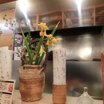 よしはら - ＜2016年４月・ランチ＞相変わらずピカピカの厨房に季節の生花♡