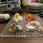 A Plus - 前菜の盛り合わせ（とカウンターに置かれたお皿たち）