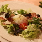 ラトゥール - 冷たい前菜：生ハムと温泉卵のサラダ　お野菜も新鮮。