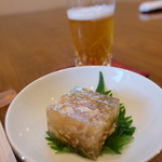 2016.4)ヒラメの煮こごりをつまみながら瓶ビールをいただきました