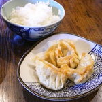 梨楽 - 附属の揚げ餃子＋ライス