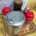 旭川らぅめん青葉 - 胡椒 ニンニク などスタンバイ やはりニンニク途中から投入がイイ