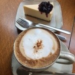 パパジョンズ - ブルーベリーチーズケーキとカプチーノ！