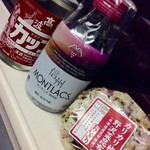 New Days Mini Shiojiri - カップ入り地酒(本醸造)、ちょい飲みワイン、野沢菜おにぎり。何となくご当地食、何となくワインカラー。