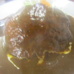 ハンバーグカレー　湯気ご容赦下さい　向う側に生野菜