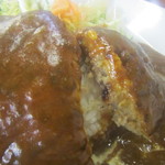 ハンバーグはこんな感じ　下はご飯