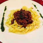 なんであのときcafe - 和牛・オンザ・パスタ（光線の都合で黄色く見えるけど、実際のパスタはもっと白い）