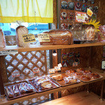 フロマージュウ - 店内。石窯焼き食パン、菓子パン