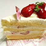 フロマージュウ - ストロベリーケーキ 330円+税。4層のスポンジ