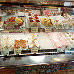 フロマージュウ - 店内。各種ケーキ