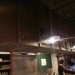 ビール長屋 貫太郎 - カウンタースペースの上部。目立たないところまで渋い造作