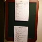 ビール長屋 貫太郎 - お店奥は、立ち飲み用の卓スペース。壁メニュー