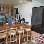 遊食館 - カウンターと調理場方向