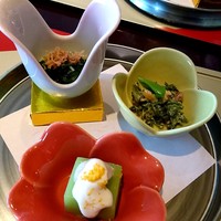 名駅なだ万茶寮 - グリンピースの豆腐とほうれん草のお浸し他