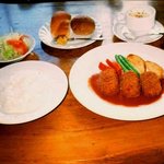 Kafe Resutoran Takumi - かにクリームコロッケ温野菜添え、スープ、サラダ、ライスまたは金谷ホテルベーカリーのパンが付くセット。 