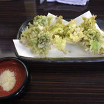 そば処 三な花 - お塩でいただくふきのとうの天ぷら。
            春ですね^ ^