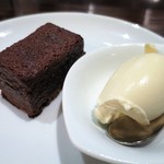 ルール ブルー - 温製チョコレートケーキとバニラアイス