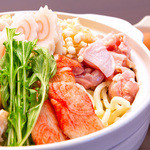Yokohama Shunsai Yakata Bunetsu Kimaru - 冬には定番の鍋をご用意。鶏やつくね、アゲ、白菜などがたっぷり。
                      出汁はやや濃い目に味付けされているので溶き玉子との相性は抜群！（冬メニュー）