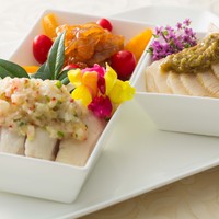 鮑入り　三種冷菜の盛り合わせ
