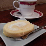 夢や - 桜の花びらの塩漬けの入ったロールケーキ