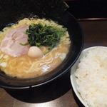 きたくり家 - 醤油とんこつラーメン680円+ライス120円