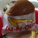 IN-N-OUT BURGER - チーズバーガーは、注文を受けてから作るというこだわり