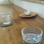 萱カフェ - 窓際のカウンターテーブル