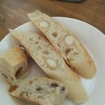 萱カフェ - 試食のマカダミアナッツパンとぶどうぱん