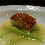 f - アマダイのマツカサ焼き。